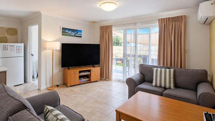 Busselton BroadwaterのBuilding Geographe Bay Road - geographe-holiday-homes - 1532552のアパートメントにある、モダンな家具を備えたエレガントなデザインのリビングルーム