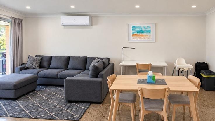 Sala de estar elegantemente projetada com móveis modernos em um apartamento no Building Julianne Street - geographe-holiday-homes - 1532546 em Broadwater, Busselton Sala de estar elegantemente projetada com móveis modernos em um apartamento no Building Julianne Street - geographe-holiday-homes - 1532546 em Broadwater, Busselton