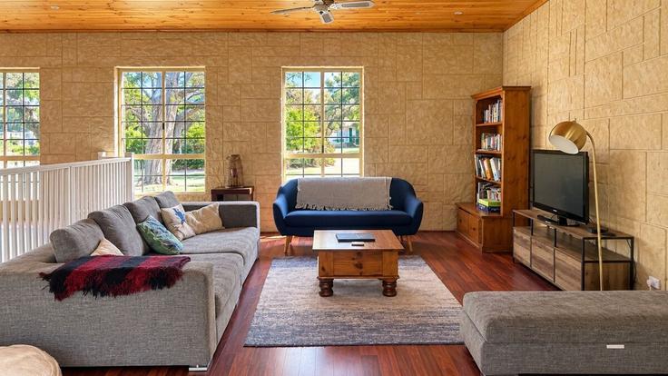 Building Kent Street - geographe-holiday-homes - 1532572 adresindeki bir dairede modern mobilyalarla zarif bir şekilde tasarlanmış oturma odası Busselton, Busselton Building Kent Street - geographe-holiday-homes - 1532572 adresindeki bir dairede modern mobilyalarla zarif bir şekilde tasarlanmış oturma odası Busselton, Busselton