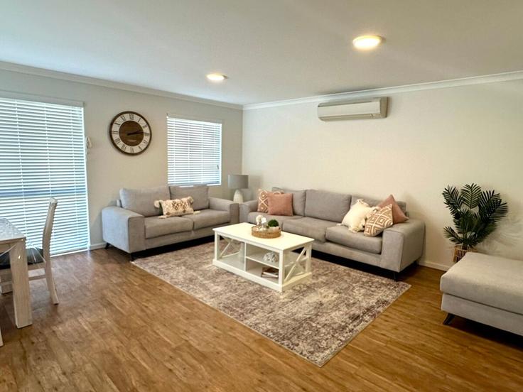 Sala de estar elegantemente projetada com móveis modernos em um apartamento no Building Naturaliste Terrace - geographe-holiday-homes - 1532500 em Dunsborough, Dunsborough