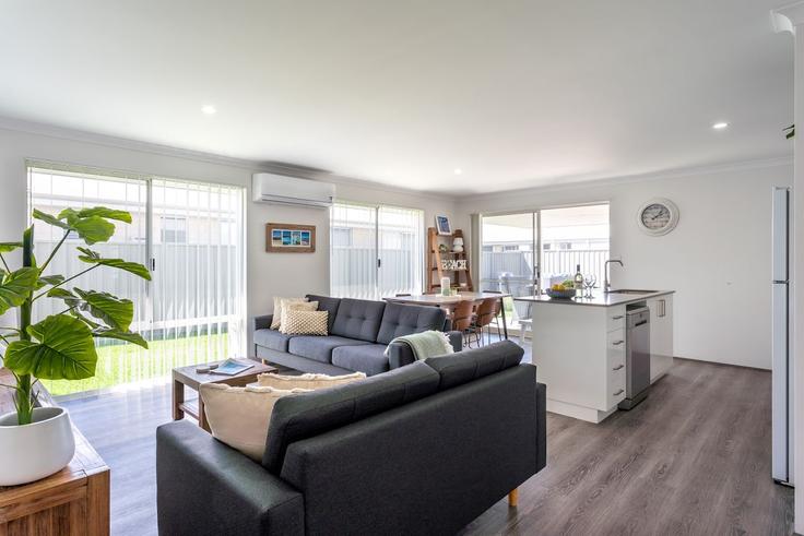 Salle de séjour élégante avec mobilier moderne dans un appartement à Building Stylaster Circuit - geographe-holiday-homes - 1532479 à Vasse, Vasse
