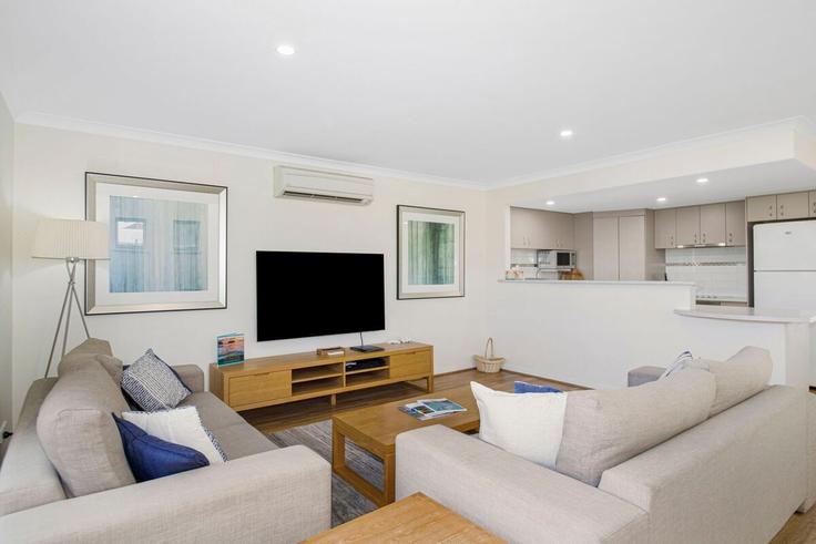 Sala de estar elegantemente projetada com móveis modernos em um apartamento no Building Julianne Street - geographe-holiday-homes - 1532447 em Broadwater, Busselton Sala de estar elegantemente projetada com móveis modernos em um apartamento no Building Julianne Street - geographe-holiday-homes - 1532447 em Broadwater, Busselton