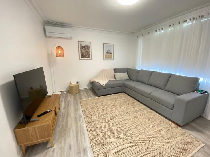 West Busselton, Busselton에 위치한 Building Blue Crescent - geographe-holiday-homes - 1532465 유닛의 세련된 인테리어가 돋보이는 거실 West Busselton, Busselton에 위치한 Building Blue Crescent - geographe-holiday-homes - 1532465 유닛의 세련된 인테리어가 돋보이는 거실
