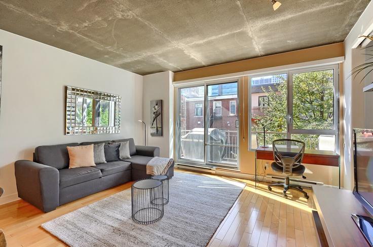 Elegant gestaltetes Wohnzimmer mit moderner Einrichtung in einer Wohnung im Building Rue de Bleury - gesthab - 1261831 - TOR in Ville-Marie, Montreal