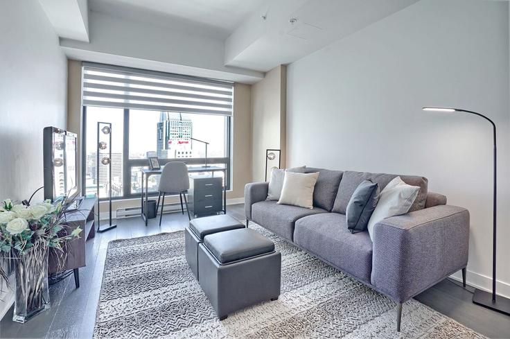 Montreal Ville-MarieのBuilding Avenue des Canadiens-de-Montréal - gesthab - 1261849 - TORのアパートメントにある、モダンな家具を備えたエレガントなデザインのリビングルーム Montreal Ville-MarieのBuilding Avenue des Canadiens-de-Montréal - gesthab - 1261849 - TORのアパートメントにある、モダンな家具を備えたエレガントなデザインのリビングルーム