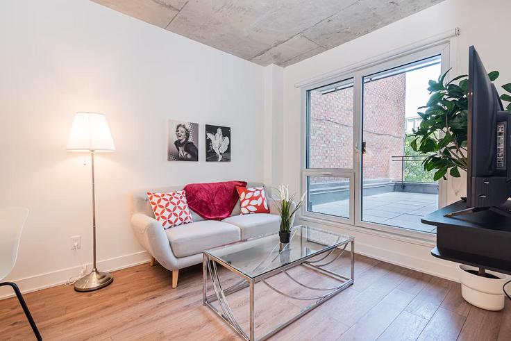 Salle de séjour élégante avec mobilier moderne dans un appartement à Building Rue Berri - gesthab - 1263261 - TOR à Ville-Marie, Montreal Salle de séjour élégante avec mobilier moderne dans un appartement à Building Rue Berri - gesthab - 1263261 - TOR à Ville-Marie, Montreal