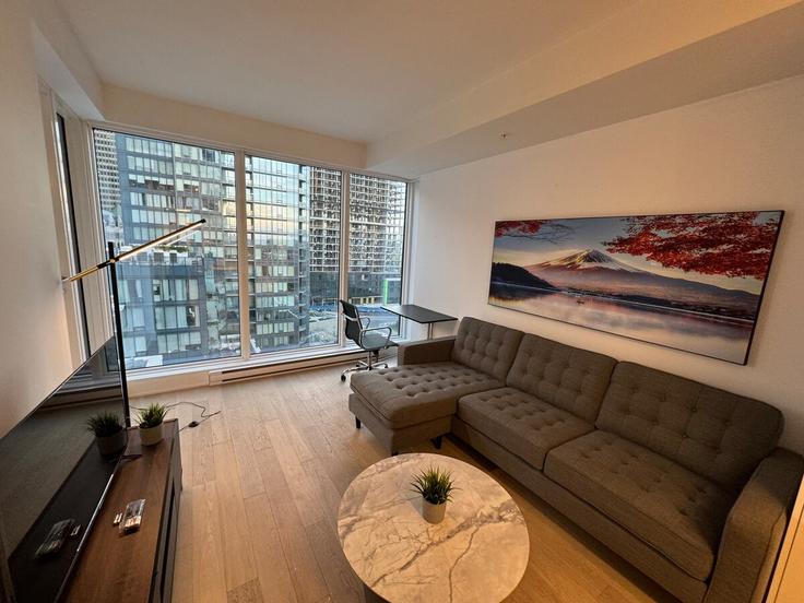 Sala de estar elegantemente projetada com móveis modernos em um apartamento no Building Rue Saint-Antoine Ouest - gesthab - 1270854 - TOR em Ville-Marie, Montreal