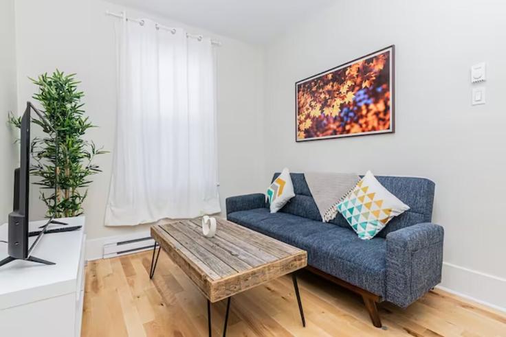 Sala de estar elegantemente projetada com móveis modernos em um apartamento no Building Rue Saint-Antoine Ouest - gesthab - 1363770 em Southwest, Montreal Sala de estar elegantemente projetada com móveis modernos em um apartamento no Building Rue Saint-Antoine Ouest - gesthab - 1363770 em Southwest, Montreal