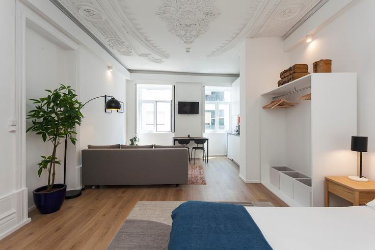 Sala de estar elegantemente projetada com móveis modernos em um apartamento no Building Rua de 9 de Julho - gesthomes-1 - 1533949 em União das freguesias de Cedofeita, Santo Ildefonso, Sé, Miragaia, São Nicolau e Vitória, Porto Sala de estar elegantemente projetada com móveis modernos em um apartamento no Building Rua de 9 de Julho - gesthomes-1 - 1533949 em União das freguesias de Cedofeita, Santo Ildefonso, Sé, Miragaia, São Nicolau e Vitória, Porto