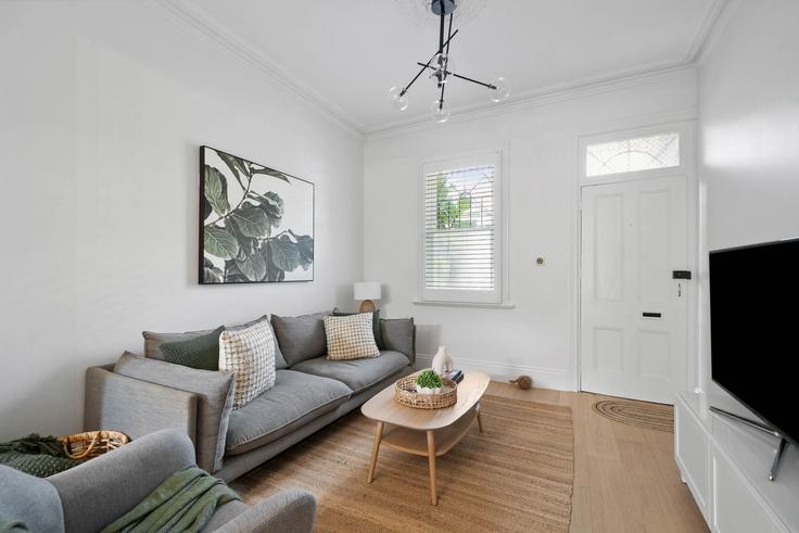 Building Charles Street - getawayz-nsw - 1309683 - AUS adresindeki bir dairede modern mobilyalarla zarif bir şekilde tasarlanmış oturma odası Enmore, Sydney