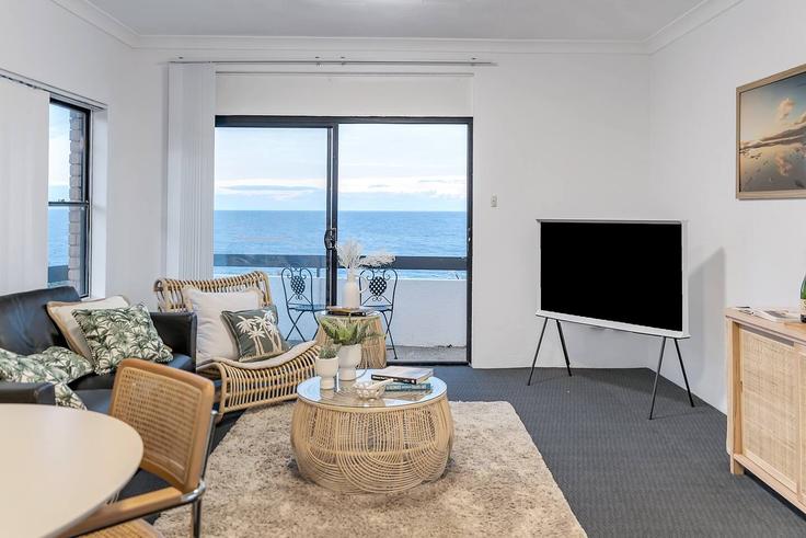 Sala de estar elegantemente projetada com móveis modernos em um apartamento no Building Marine Parade - getawayz-nsw - 1309703 - AUS em Maroubra, Sydney