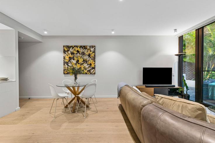 Salle de séjour élégante avec mobilier moderne dans un appartement à Building Harbour Street - getawayz-nsw - 1309668 - AUS à Mosman, Sydney