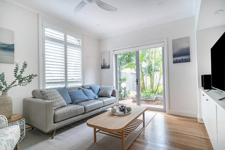 Sala de estar elegantemente projetada com móveis modernos em um apartamento no Building Bishopgate Street - getawayz-nsw - 1309678 - AUS em Newtown, Sydney