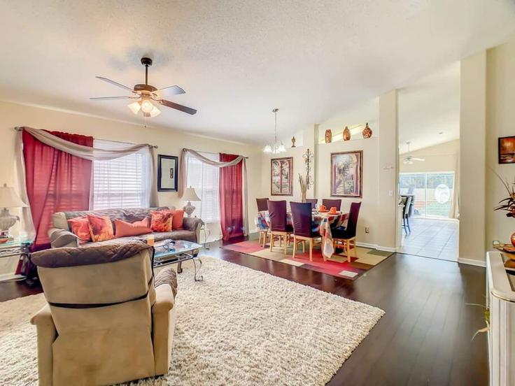 Salle de séjour élégante avec mobilier moderne dans un appartement à Building Bay Vista Drive - giff-vacation-pool-homes-llc - 1628723 à Four Corners, Four Corners Salle de séjour élégante avec mobilier moderne dans un appartement à Building Bay Vista Drive - giff-vacation-pool-homes-llc - 1628723 à Four Corners, Four Corners