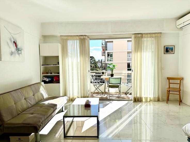 Cannes CannesのBuilding Boulevard Alexandre III - gilbois-immobilier - 1459285のアパートメントにある、モダンな家具を備えたエレガントなデザインのリビングルーム