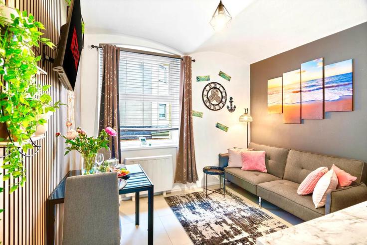 Building Windsor Street - gioestate-limited - 1343013 adresindeki bir dairede modern mobilyalarla zarif bir şekilde tasarlanmış oturma odası Brighton, Brighton Building Windsor Street - gioestate-limited - 1343013 adresindeki bir dairede modern mobilyalarla zarif bir şekilde tasarlanmış oturma odası Brighton, Brighton