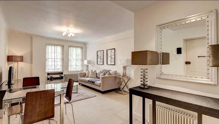 Sala de estar elegantemente projetada com móveis modernos em um apartamento no Building Fulham Road - gioestate-limited - 1515724 em Royal Borough of Kensington and Chelsea, London