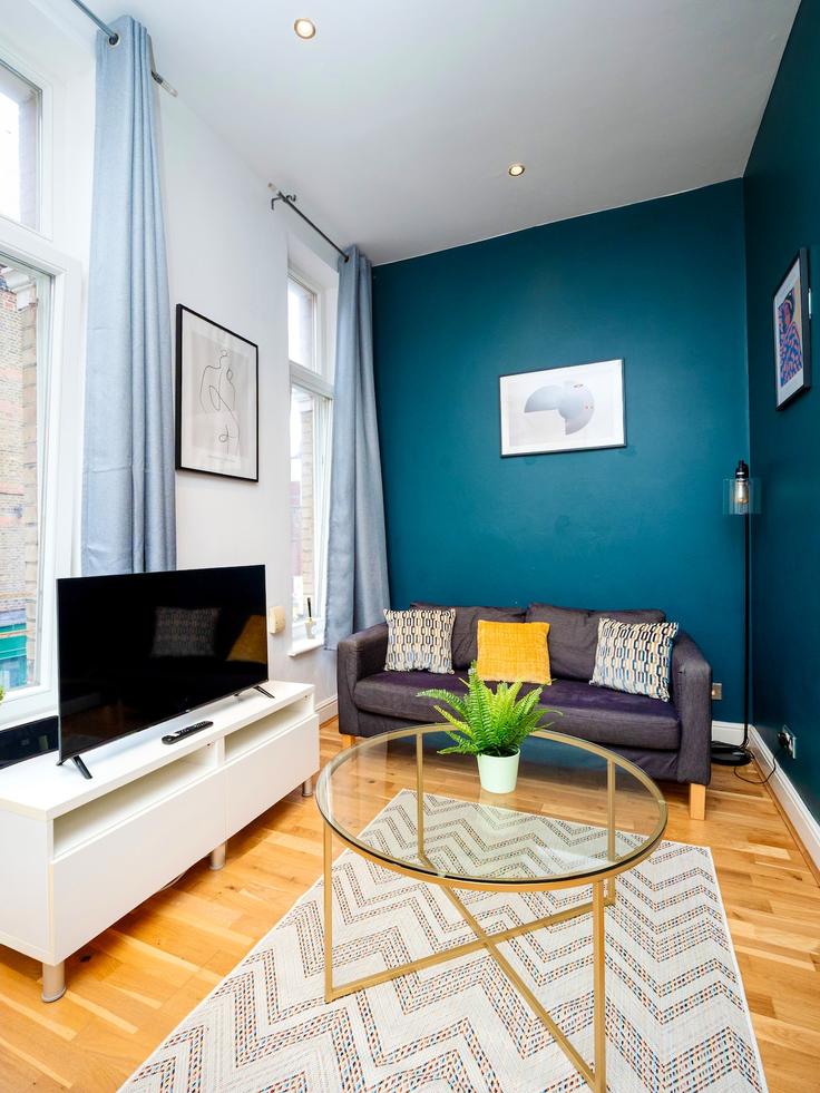 Sala de estar elegantemente projetada com móveis modernos em um apartamento no Building Fortune Street - gioestate-limited - 1565475 em London Borough of Islington, London Sala de estar elegantemente projetada com móveis modernos em um apartamento no Building Fortune Street - gioestate-limited - 1565475 em London Borough of Islington, London