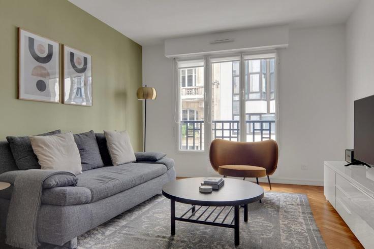 Building Rue Philibert Delorme - gjr-property - 1344762 adresindeki bir dairede modern mobilyalarla zarif bir şekilde tasarlanmış oturma odası 17th arrondissement, Paris