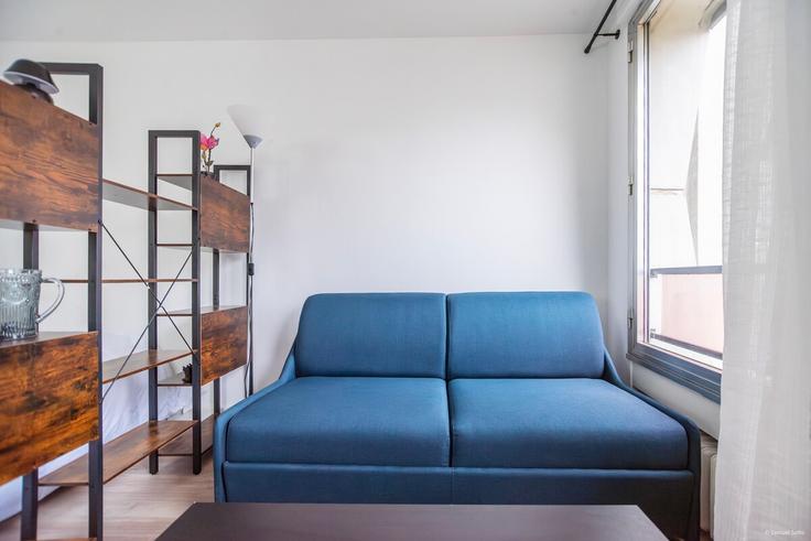 Elegante sala de estar con mobiliario moderno en un apartamento en Building Rue Eugène Jumin - gjr-property - 1344761 en 19th arrondissement, Paris