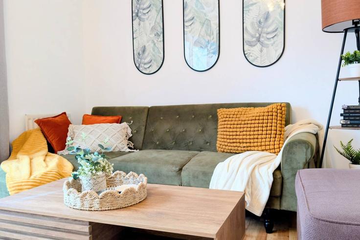 Sala de estar elegantemente projetada com móveis modernos em um apartamento no Building Britannia Gate - gk-alpha-property-management-ltd - 1360019 em London Borough of Newham, London