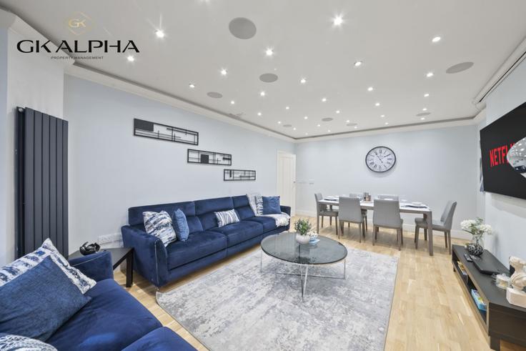 City of Westminster, London 소재 Building Cabbell Street - gk-alpha-property-management-ltd - 1360020 유닛에 마련된, 현대적인 가구로 꾸며진 우아한 디자인의 거실 City of Westminster, London 소재 Building Cabbell Street - gk-alpha-property-management-ltd - 1360020 유닛에 마련된, 현대적인 가구로 꾸며진 우아한 디자인의 거실