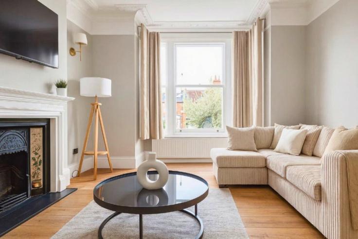 Elegante sala de estar con mobiliario moderno en un apartamento en Building Saint Dunstan's Road - gk-alpha-property-management-ltd - 1438796 en London Borough of Hammersmith and Fulham, London