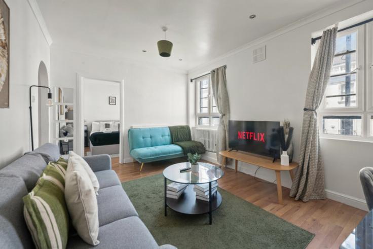 Elegante sala de estar con mobiliario moderno en un apartamento en Building Bishop's Bridge Road - gk-alpha-property-management-ltd - 1360016 en City of Westminster, London Elegante sala de estar con mobiliario moderno en un apartamento en Building Bishop's Bridge Road - gk-alpha-property-management-ltd - 1360016 en City of Westminster, London