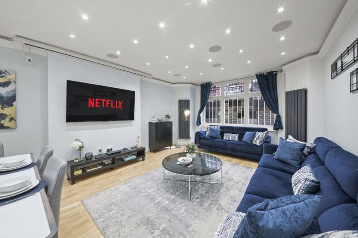 Elegant gestaltetes Wohnzimmer mit moderner Einrichtung in einer Wohnung im Building Cabbell Street - gk-alpha-property-management-ltd - 1360020 in City of Westminster, London