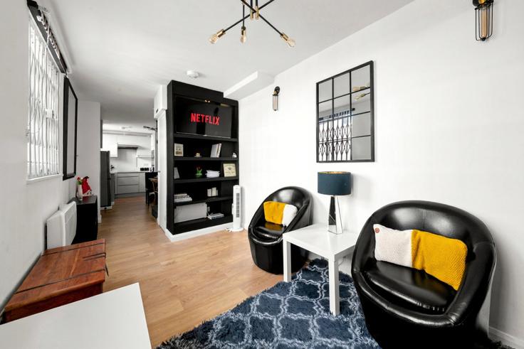 City of Westminster, London 소재 Building London Mews - gk-alpha-property-management-ltd - 1360015 유닛에 마련된, 현대적인 가구로 꾸며진 우아한 디자인의 거실