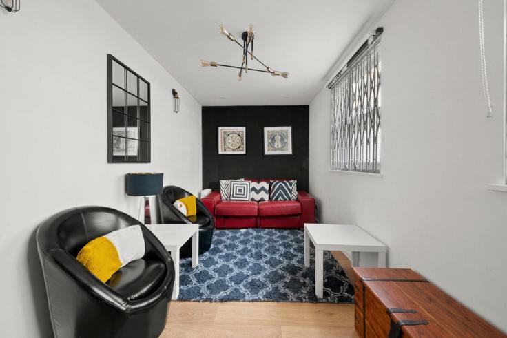Elegant gestaltetes Wohnzimmer mit moderner Einrichtung in einer Wohnung im Building London Mews - gk-alpha-property-management-ltd - 1360015 in City of Westminster, London