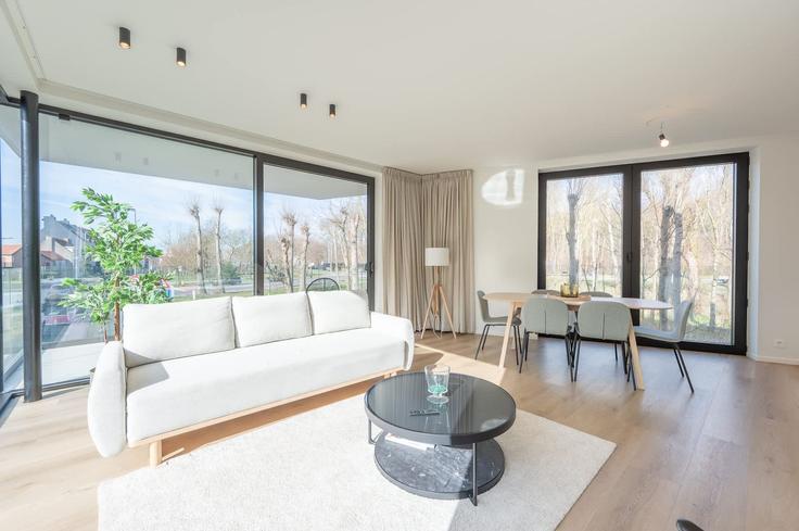 Elegante sala de estar con mobiliario moderno en un apartamento en Building Knokkestraat - glan-services - 1525591 en Knokke-Heist, Knokke-Heist Elegante sala de estar con mobiliario moderno en un apartamento en Building Knokkestraat - glan-services - 1525591 en Knokke-Heist, Knokke-Heist