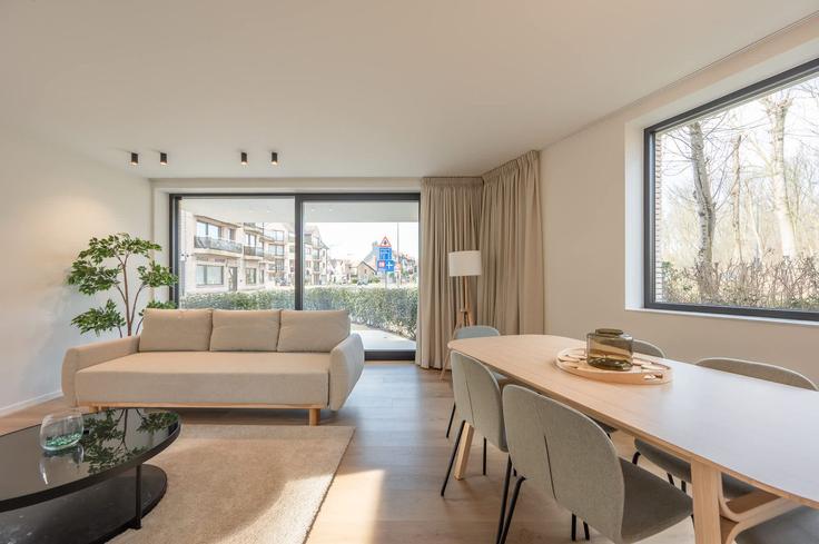 Knokke-Heist, Knokke-Heist에 위치한 Building Knokkestraat - glan-services - 1525590 유닛의 세련된 인테리어가 돋보이는 거실 Knokke-Heist, Knokke-Heist에 위치한 Building Knokkestraat - glan-services - 1525590 유닛의 세련된 인테리어가 돋보이는 거실