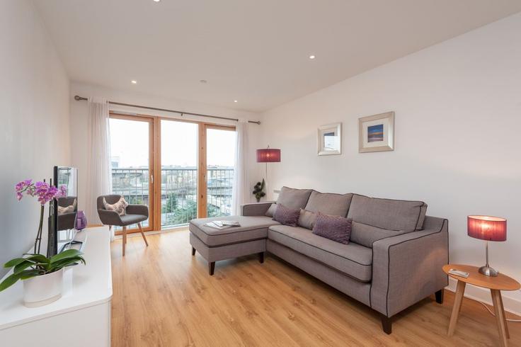 Elegant gestaltetes Wohnzimmer mit moderner Einrichtung in einer Wohnung im Building Argyle Street - glasgow-city-flats-limited - 1335221 in Blythswood and Broomielaw, Glasgow