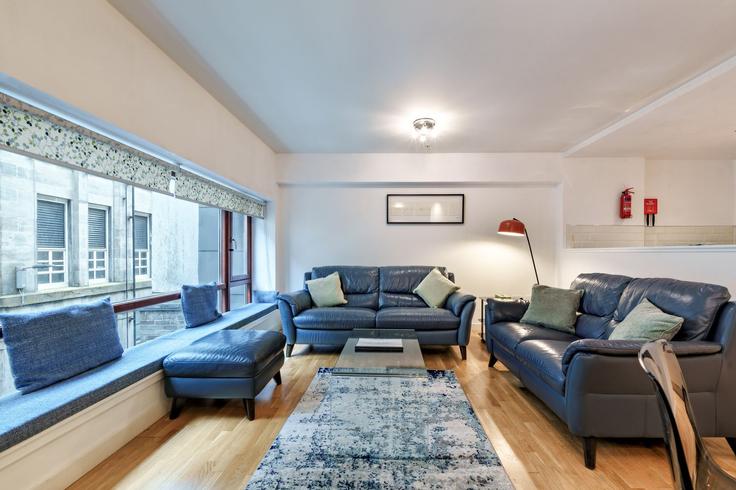Sala de estar elegantemente projetada com móveis modernos em um apartamento no Building Mitchell Street - glasgow-city-flats-limited - 1335239 em Blythswood and Broomielaw, Glasgow Sala de estar elegantemente projetada com móveis modernos em um apartamento no Building Mitchell Street - glasgow-city-flats-limited - 1335239 em Blythswood and Broomielaw, Glasgow