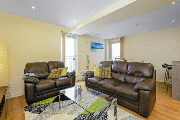 Sala de estar elegantemente projetada com móveis modernos em um apartamento no Building Bell Street - glasgow-city-flats-limited - 1335226 em Calton, Glasgow