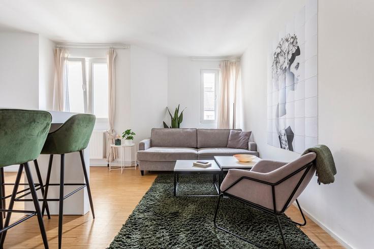 Salle de séjour élégante avec mobilier moderne dans un appartement à Building Ritterstraße - global-living - 1508484 à Berlin, Berlin