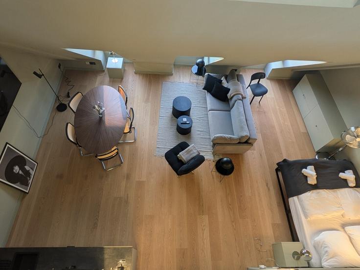 Sala de estar elegantemente projetada com móveis modernos em um apartamento no Building Neue Grünstraße - global-living - 1508467 em Berlin, Berlin Sala de estar elegantemente projetada com móveis modernos em um apartamento no Building Neue Grünstraße - global-living - 1508467 em Berlin, Berlin