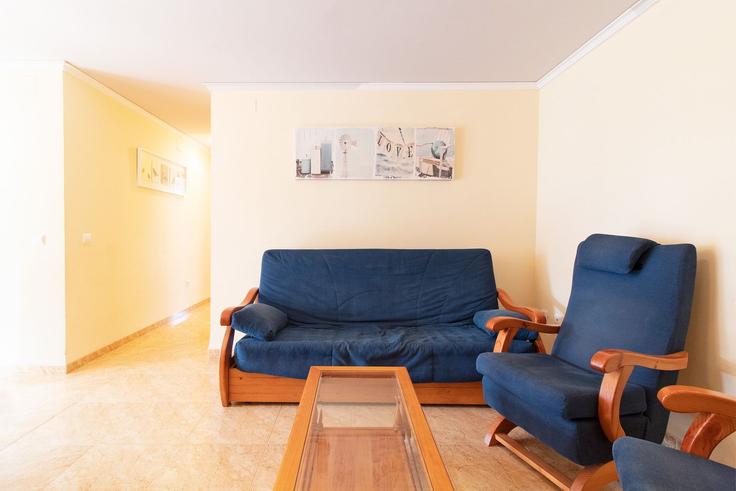 Sala de estar elegantemente projetada com móveis modernos em um apartamento no Building Carrer Jaume I - global-vacacional - 1339849 em Canet d'en Berenguer, Canet d'en Berenguer