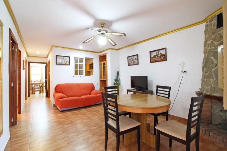 Elegant gestaltetes Wohnzimmer mit moderner Einrichtung in einer Wohnung im Building Calle la Llosa - global-vacacional - 1339840 in Sagunto, Sagunto