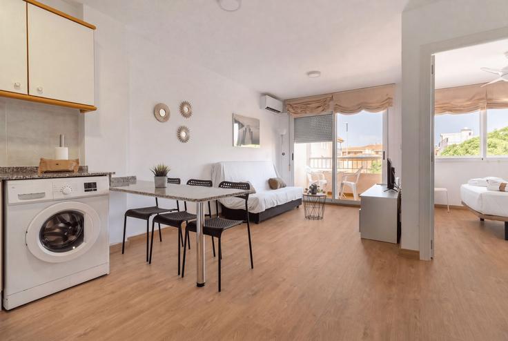Elegante sala de estar con mobiliario moderno en un apartamento en Building Carrer José Segrelles - global-vacacional - 1629876 en Canet d'en Berenguer, Canet d'en Berenguer Elegante sala de estar con mobiliario moderno en un apartamento en Building Carrer José Segrelles - global-vacacional - 1629876 en Canet d'en Berenguer, Canet d'en Berenguer
