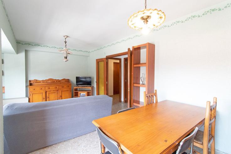 Elegante sala de estar con mobiliario moderno en un apartamento en Building Avinguda Camp Morvedre - global-vacacional - 1339818 en Port de Sagunt, Port de Sagunt