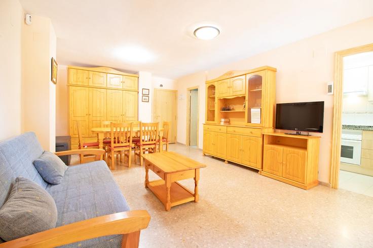 Sala de estar elegantemente projetada com móveis modernos em um apartamento no Building Carrer Arroz y Tartana - global-vacacional - 1339843 em Canet d'en Berenguer, Canet d'en Berenguer