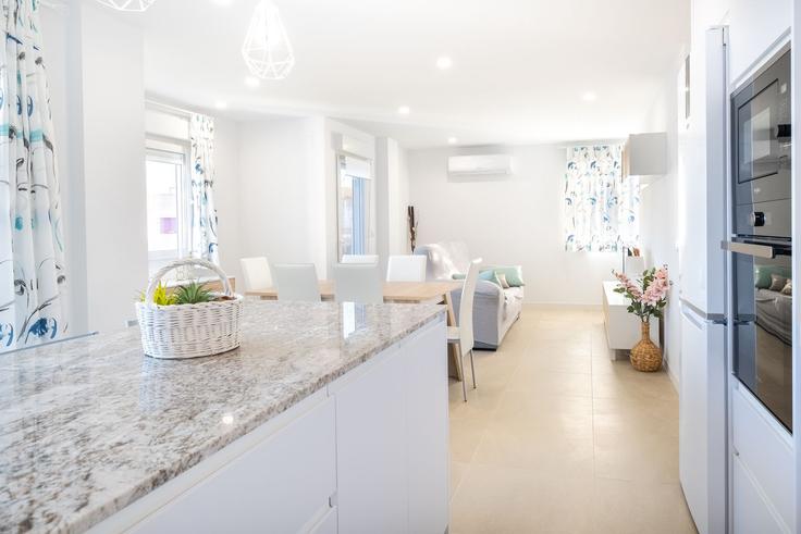 Elegante sala de estar con mobiliario moderno en un apartamento en Building Avenida Mediterráneo - global-vacacional - 1339820 en Port de Sagunt, Port de Sagunt