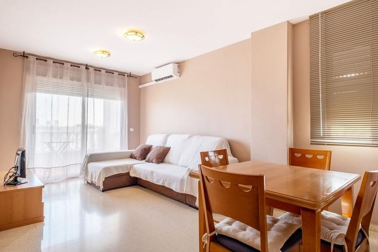 Sala de estar elegantemente projetada com móveis modernos em um apartamento no Building Carrer Joaquin Sorolla - global-vacacional - 1339829 em Canet d'en Berenguer, Canet d'en Berenguer Sala de estar elegantemente projetada com móveis modernos em um apartamento no Building Carrer Joaquin Sorolla - global-vacacional - 1339829 em Canet d'en Berenguer, Canet d'en Berenguer
