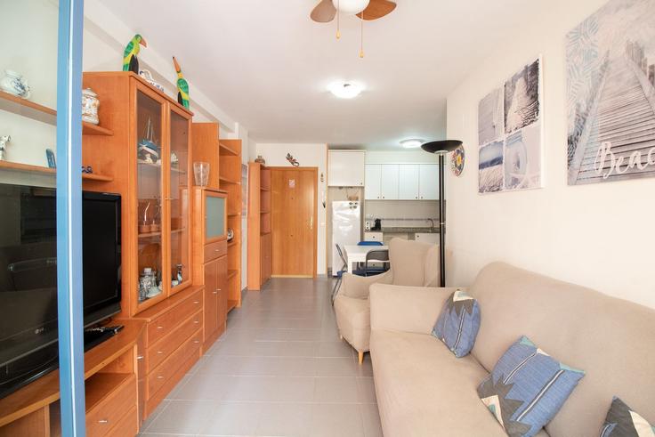 Sala de estar elegantemente projetada com móveis modernos em um apartamento no Building Carrer Poeta Querol - global-vacacional - 1339853 em Canet d'en Berenguer, Canet d'en Berenguer