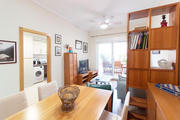 Building Carrer Cap de Gata - global-vacacional - 1471708 adresindeki bir dairede modern mobilyalarla zarif bir şekilde tasarlanmış oturma odası Puerto de Sagunto, Puerto de Sagunto