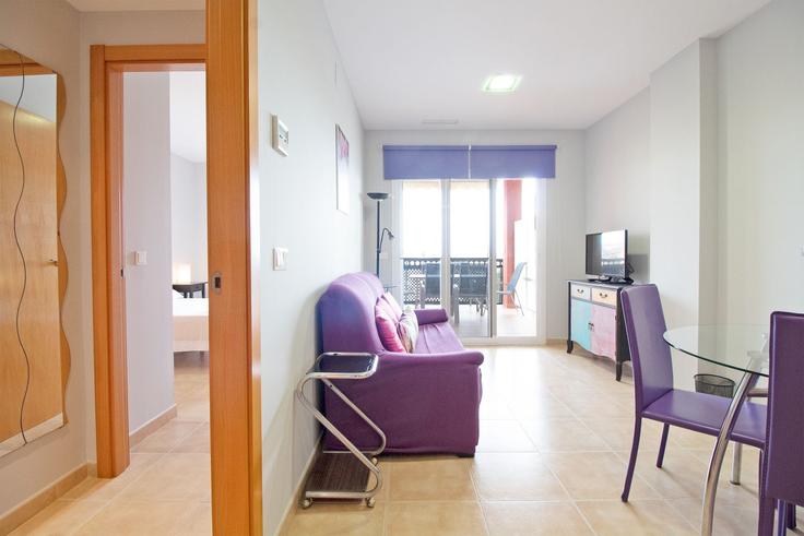 Sala de estar elegantemente projetada com móveis modernos em um apartamento no Building Carrer Arnau de Vilanova - global-vacacional - 1339791 em Canet d'en Berenguer, Canet d'en Berenguer