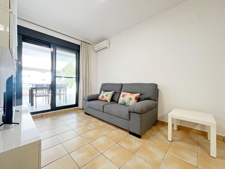 Sala de estar elegantemente projetada com móveis modernos em um apartamento no Building Carrer Jaume I - global-vacacional - 1339792 em Canet d'en Berenguer, Canet d'en Berenguer