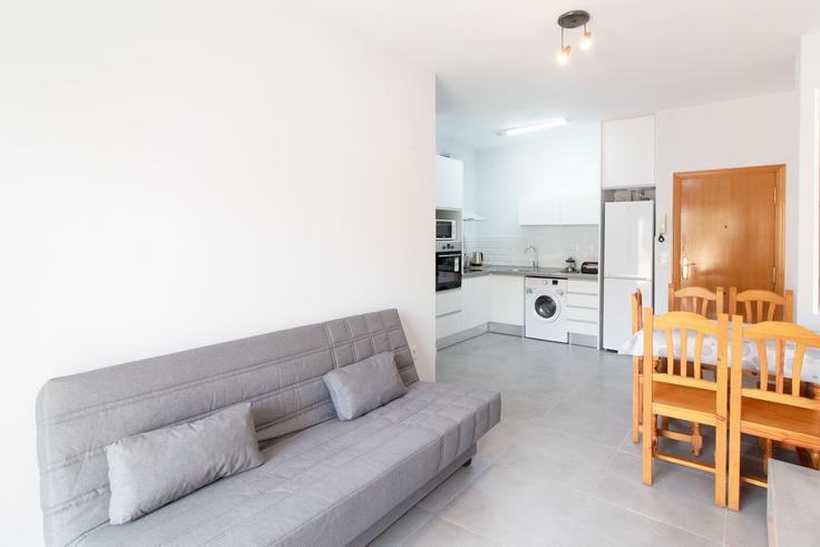 Sala de estar elegantemente projetada com móveis modernos em um apartamento no Building Carrer Poeta Querol - global-vacacional - 1339874 em Canet d'en Berenguer, Canet d'en Berenguer